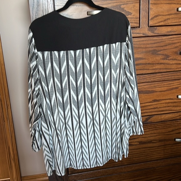 Calvin Klein back white top.  Size 2X - Picture 2 of 4